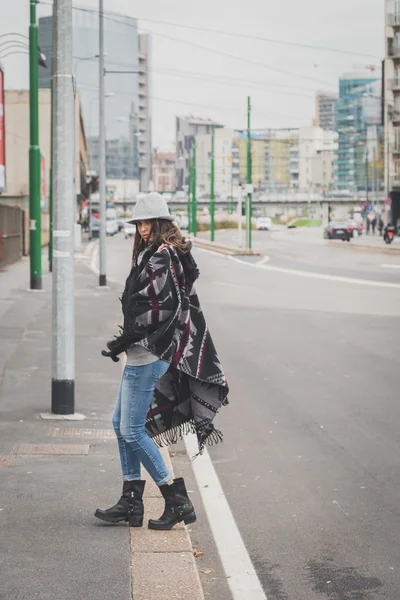 在城市的街道构成的美丽年轻黑妞 — 图库照片