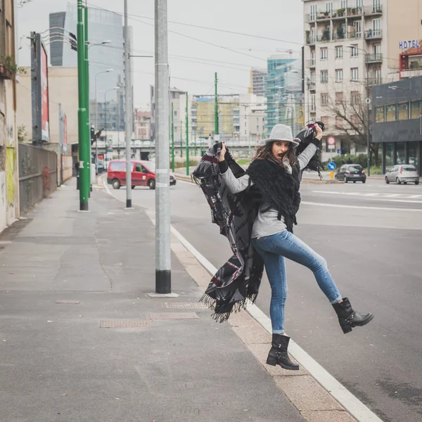 Hermosa joven morena posando en las calles de la ciudad — Foto de Stock