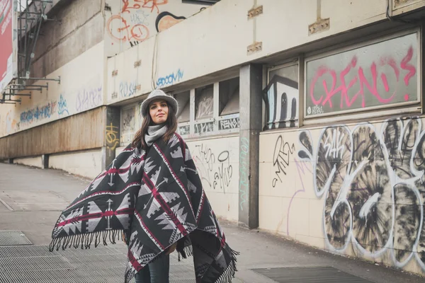 Hermosa joven morena posando en las calles de la ciudad — Foto de Stock