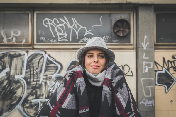 Beautiful young brunette posing in the city streets — Stock Photo, Image