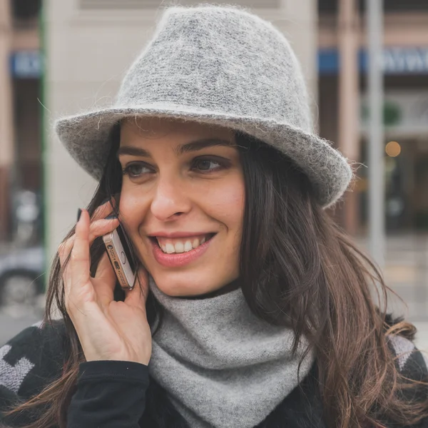 Vacker ung brunett prata telefon på stadens gator — Stockfoto