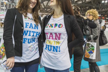 Bit 2015, uluslararası turizm Döviz Milan, İtalya, Expo t-shirt giyen kızlar