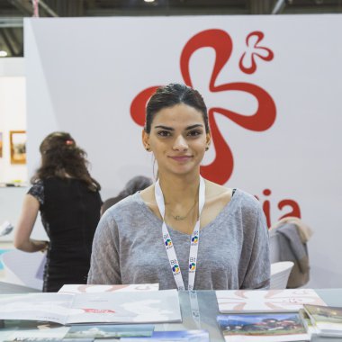 Gürcüce güzel kız ayakta, Bit 2015, uluslararası turizm döviz, Milano, İtalya