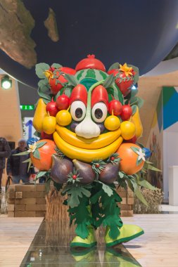 Mascot Foody poz veriyor. 2015, Milano, İtalya 'da uluslararası turizm değişimi.
