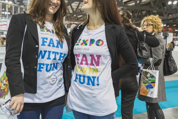 Flickor som bär Expo t-shirt på Bit 2015, internationell turism exchange i Milano, Italien — Stockfoto