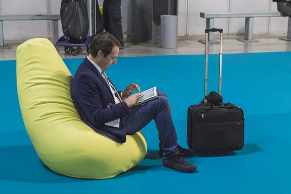 Homme d'affaires travaillant sur tablette au Bit 2015, échange touristique international à Milan, Italie — Photo