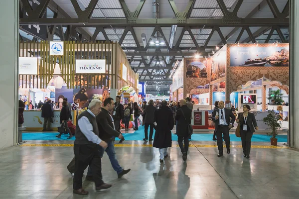 Pessoas que visitam Bit 2015, intercâmbio turístico internacional em Milão, Itália — Fotografia de Stock