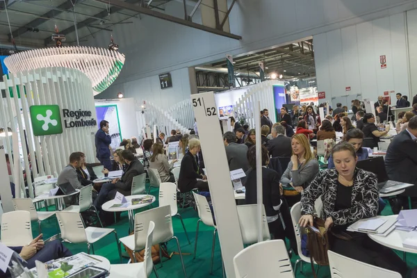 Pessoas que visitam Bit 2015, intercâmbio turístico internacional em Milão, Itália — Fotografia de Stock