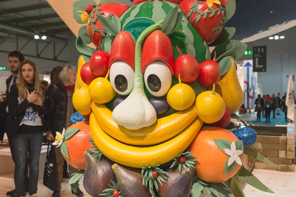 Maskot Foody posing Bit 2015, mezinárodní turistická burza v Miláně, Itálie — Stock fotografie