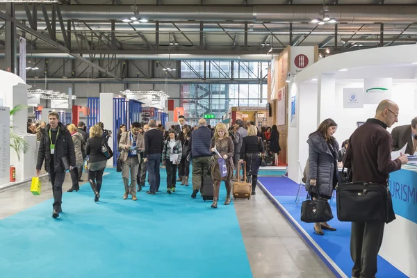 Pessoas que visitam Bit 2015, intercâmbio turístico internacional em Milão, Itália — Fotografia de Stock