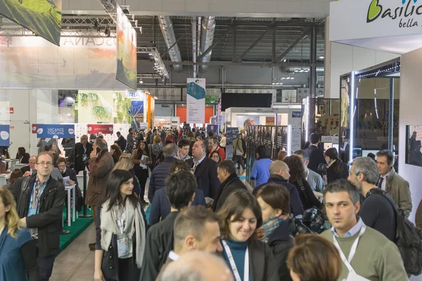 Pessoas que visitam Bit 2015, intercâmbio turístico internacional em Milão, Itália — Fotografia de Stock