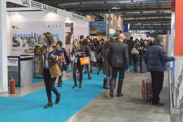 Pessoas que visitam Bit 2015, intercâmbio turístico internacional em Milão, Itália — Fotografia de Stock