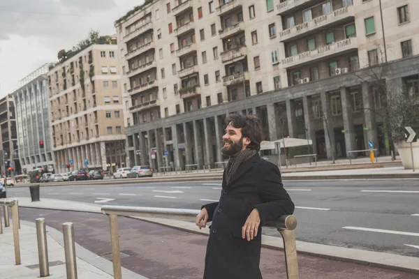 Joven hombre barbudo guapo posando en las calles de la ciudad — Foto de Stock