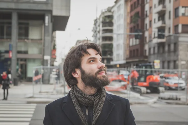 Joven hombre barbudo guapo posando en las calles de la ciudad — Foto de Stock