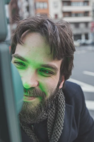 Jovem bonito barbudo homem posando nas ruas da cidade — Fotografia de Stock