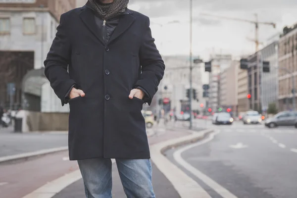 Detail eines jungen Mannes, der in den Straßen der Stadt posiert — Stockfoto