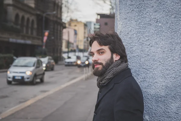 Joven hombre barbudo guapo posando en las calles de la ciudad — Foto de Stock