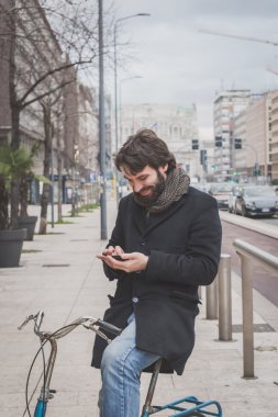 Genç yakışıklı sakallı adam manifatura şehir sokaklarında