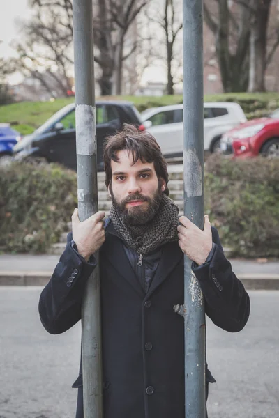 Jovem bonito barbudo homem posando nas ruas da cidade — Fotografia de Stock