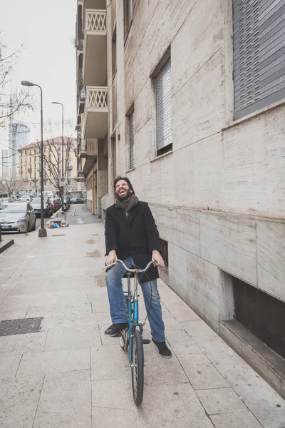 Joven hombre barbudo guapo posando con su bicicleta —  Fotos de Stock