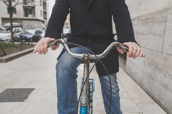 Detail of a young man posing with his bicyle — Stock Photo, Image