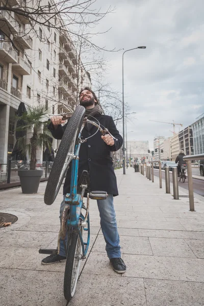 Joven hombre barbudo guapo posando con su bicicleta —  Fotos de Stock