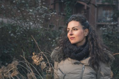 Şehir sokaklarını poz güzel genç esmer