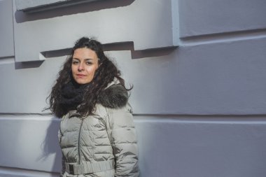Şehir sokaklarını poz güzel genç esmer