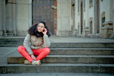 Şehir sokaklarını poz güzel genç esmer