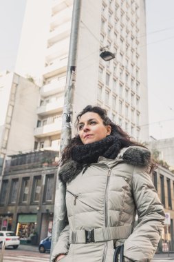 Şehir sokaklarını poz güzel genç esmer