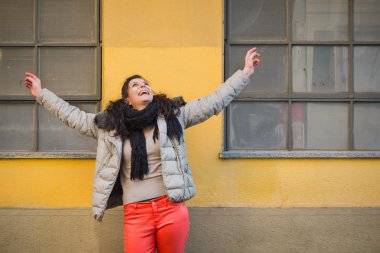 Şehir sokaklarını poz güzel genç esmer