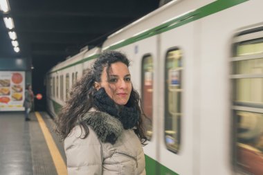 Bir metro istasyonu poz güzel genç esmer