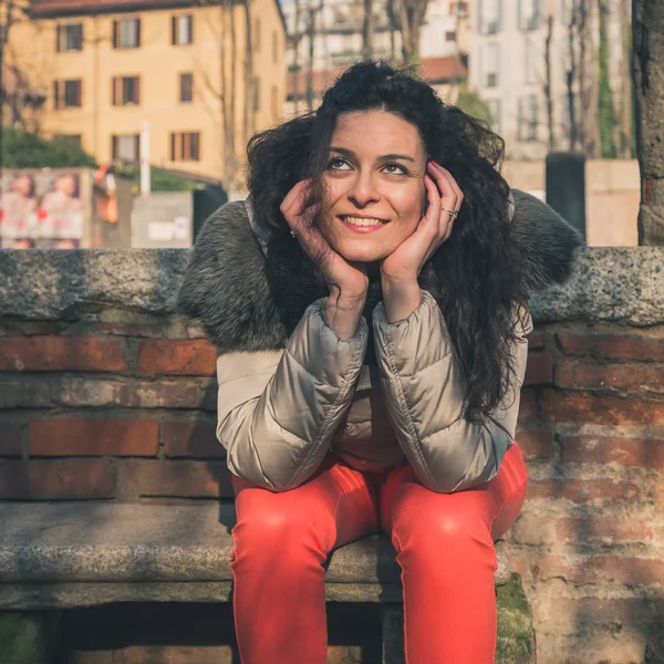 Beautiful young brunette posing in the city streets — Stock Photo, Image