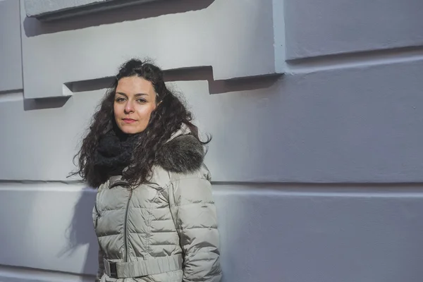 Mooie jonge brunette poseren in de straten van de stad — Stockfoto