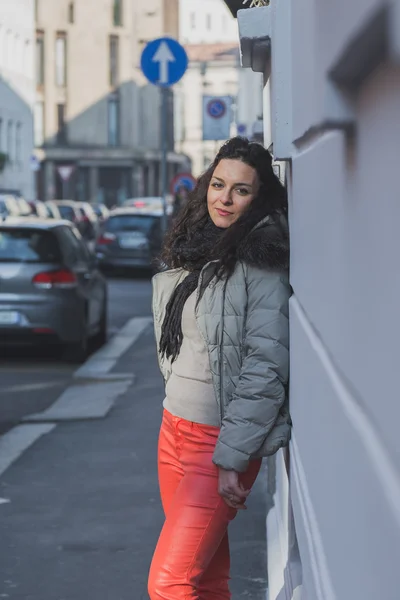 Krásná mladá brunetka pózuje v ulicích města — Stock fotografie