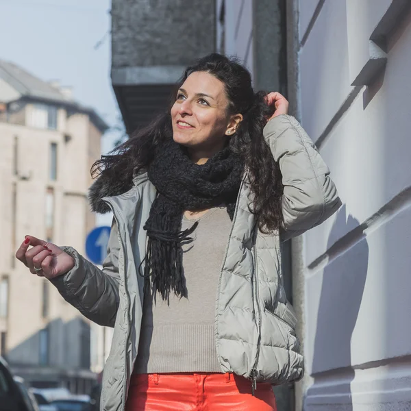 Piękna młoda brunetka pozowanie na ulicach miasta — Zdjęcie stockowe