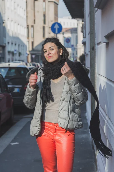 Beautiful young brunette posing in the city streets — Stock Photo, Image