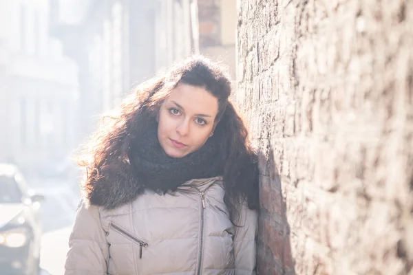 Beautiful young brunette posing in the city streets — Stock Photo, Image