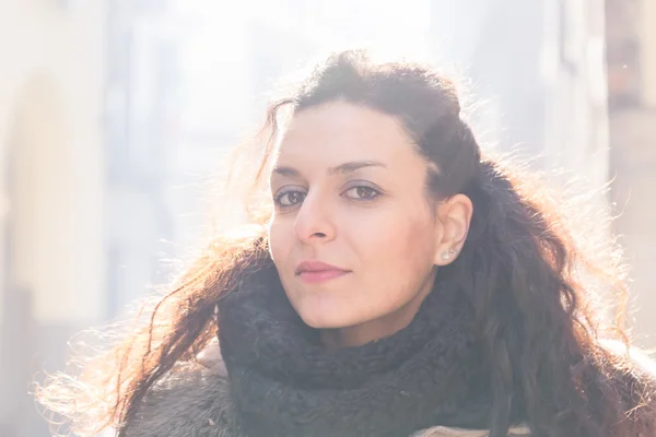 Linda jovem morena posando nas ruas da cidade — Fotografia de Stock