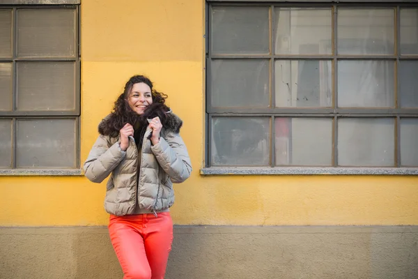 Hermosa joven morena posando en las calles de la ciudad — Foto de Stock