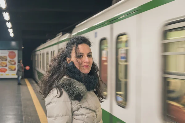 Красива молода брюнетка позує в метро — стокове фото