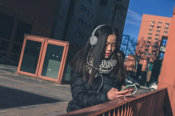 Mladá krásná čínská dívka se sluchátky — Stock fotografie