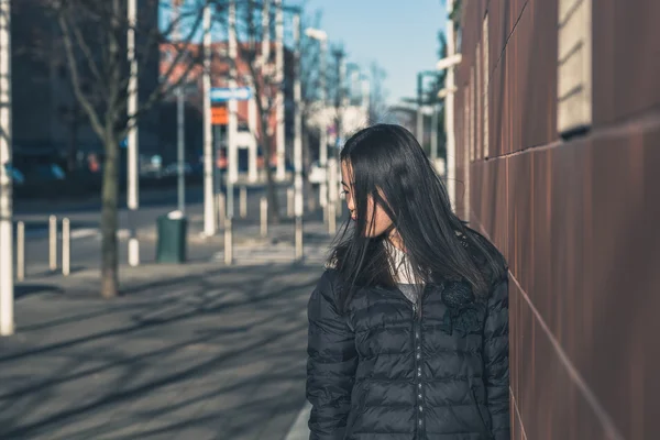 Nuori kaunis kiinalainen tyttö poseeraa kaupungin kaduilla — kuvapankkivalokuva