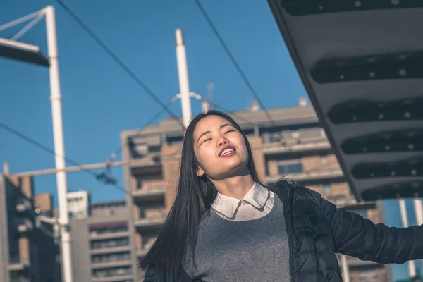 Young beautiful Chinese girl posing in the city streets — Stock Photo, Image