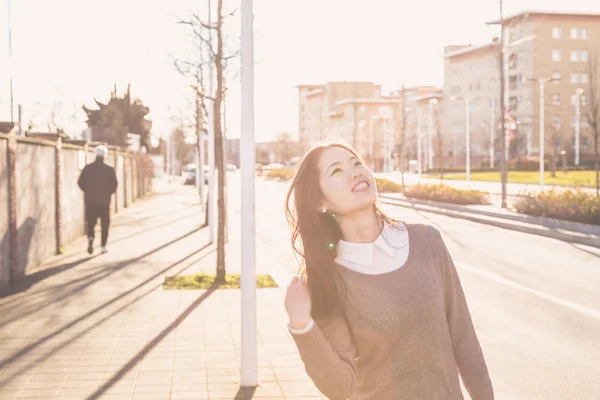 Joven hermosa chica china posando en las calles de la ciudad — Foto de Stock