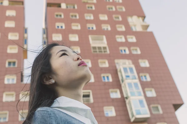 Jonge mooie Chinees meisje poseren in de straten van de stad — Stockfoto