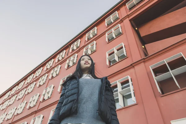 Mladá krásná čínská dívka pózuje v ulicích města — Stock fotografie