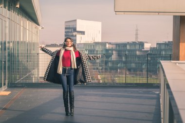 Şehir sokaklarını poz güzel genç esmer