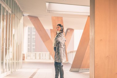 Şehir sokaklarını poz güzel genç esmer