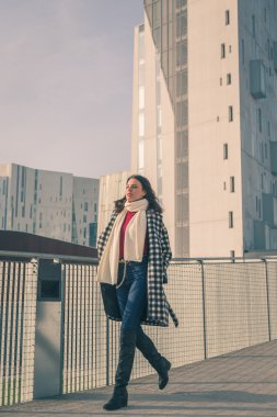 Şehrin sokaklarında yürürken güzel genç esmer